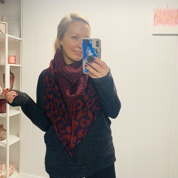 Reversible Triangle Scarf Leopard Red NEW - Picture 2 of 7